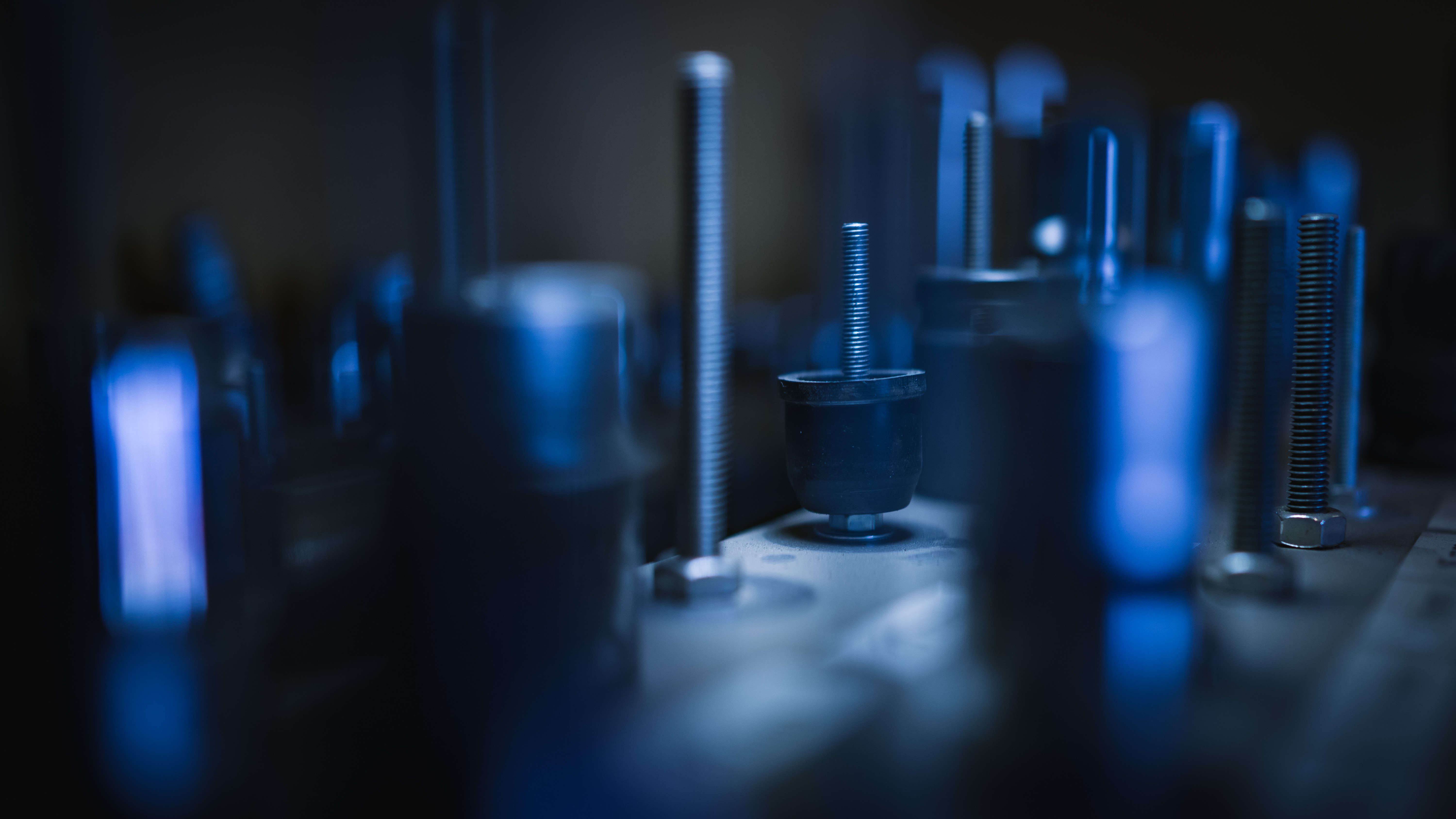 skruv-smide-i-blatt-sken