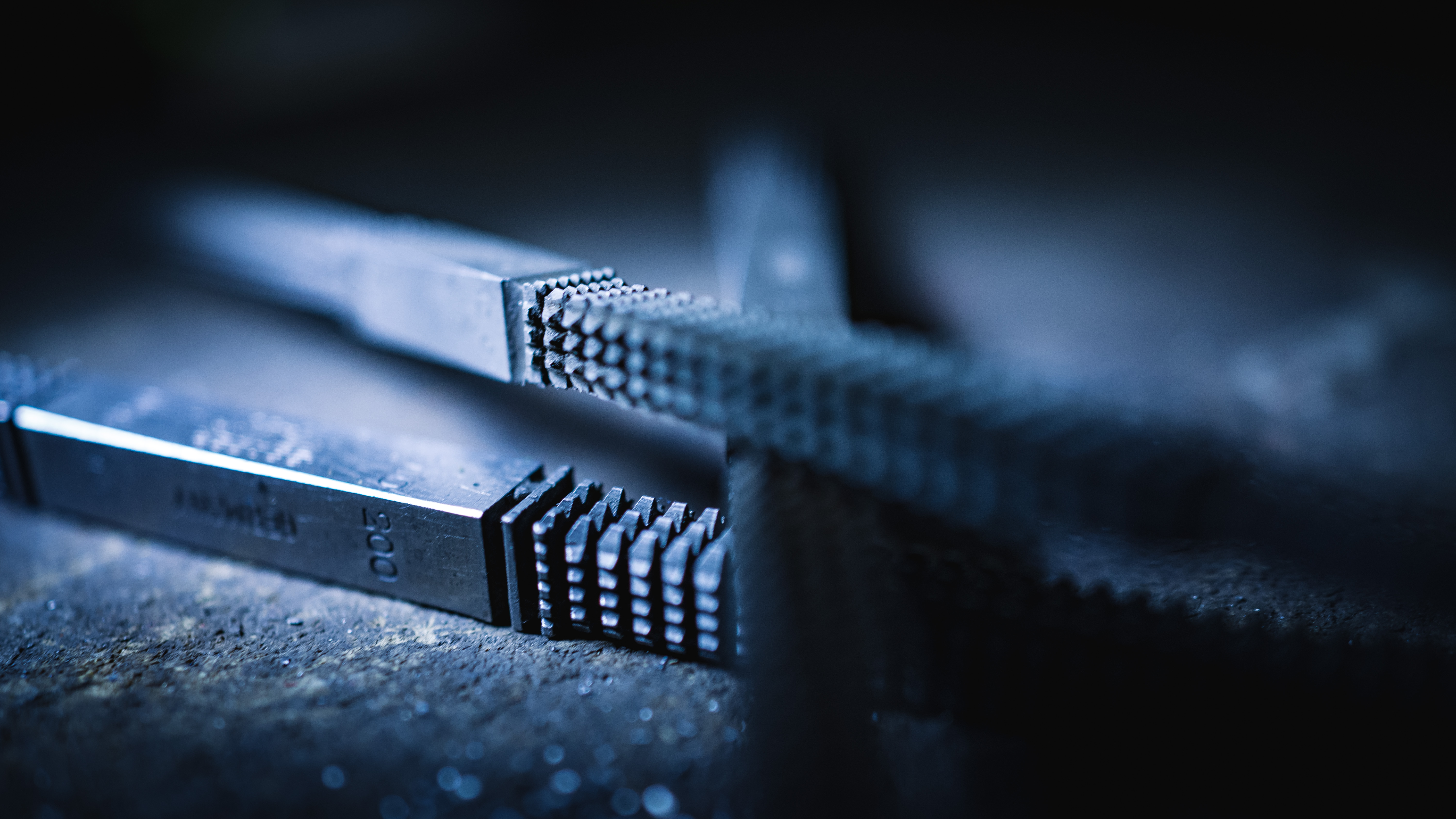 smide-i-morkblatt-sken