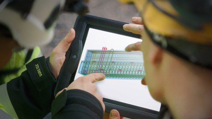 tva-byggarbetare-tittar-pa-ipad-tekla-structures
